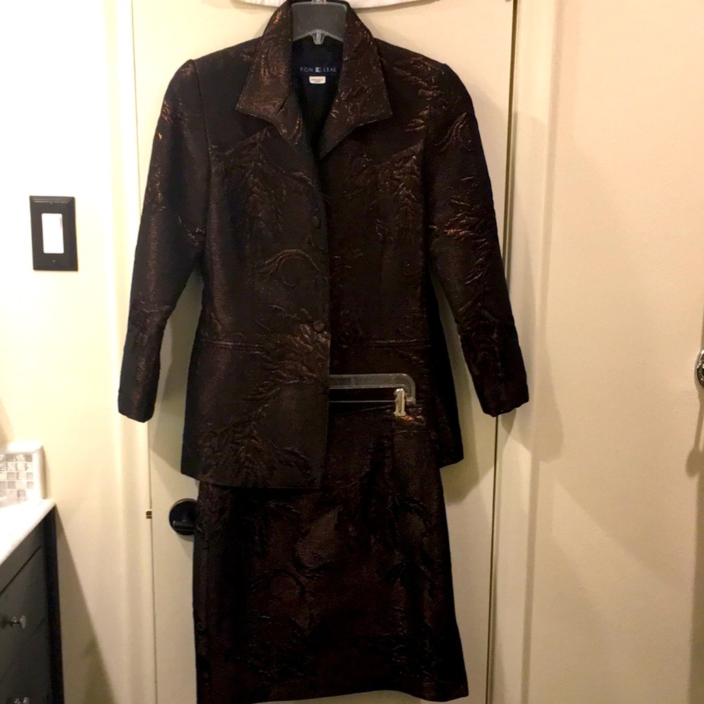 Skirt suit